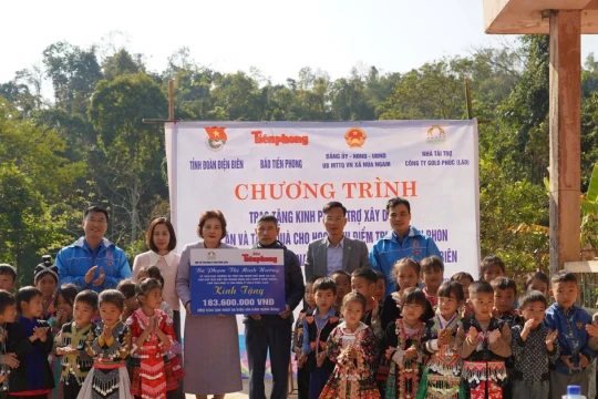 Tài trợ bếp ăn và trao quà Tết cho điểm trường '3 không' ở Điện Biên