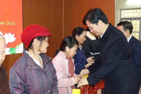 Sở GD&ĐT Tuyên Quang trao quà Tết cho hộ nghèo, trẻ em có hoàn cảnh khó khăn