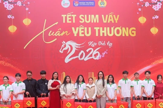 Trao quà Tết, sẻ chia yêu thương với sinh viên khó khăn