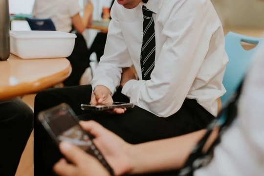 Lo ngại nảy sinh khi chính phủ Anh cân nhắc cấm điện thoại thông minh tại trường học