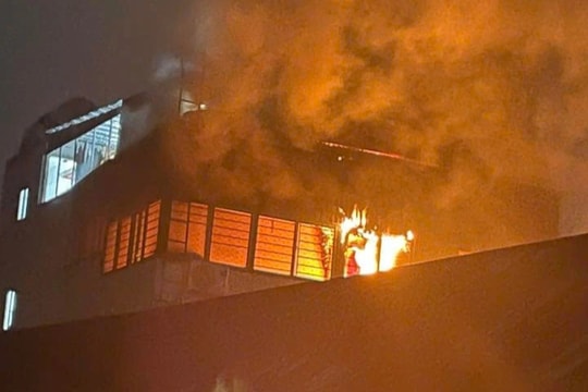 Cháy nhà trọ cao 8 tầng ở Hà Nội lúc rạng sáng