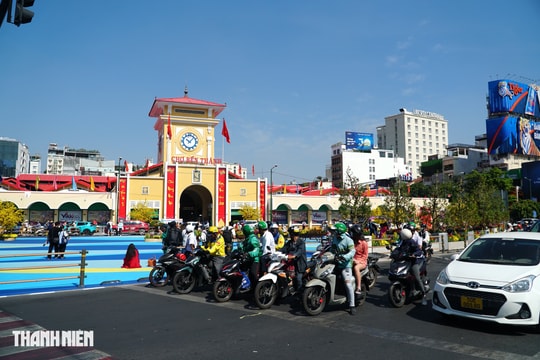 Quảng trường chợ Bến Thành mở rào chắn, người dân check-in chụp ảnh tết