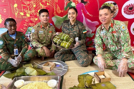 'Ngoại giao bánh chưng' của chiến sĩ mũ nồi xanh Việt Nam tại châu Phi