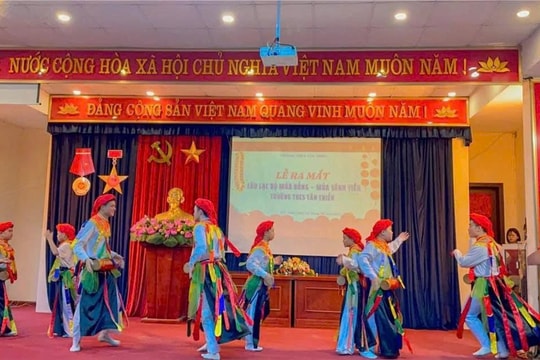 Người trẻ trong dòng chảy của điệu múa “con đĩ đánh bồng”