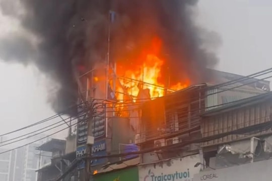 Hà Nội: Cháy lớn tại phố Trần Cung, cột khói bốc cao