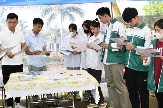 'Cú hích' giúp học sinh GDTX vùng khó yên tâm đến lớp