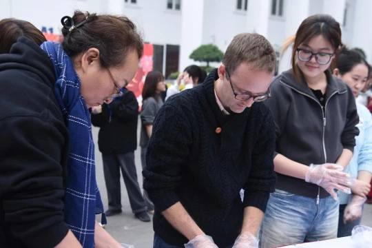 Sinh viên quốc tế thích thú trải nghiệm không khí Tết Việt