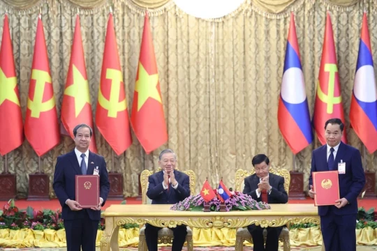 Việt Nam và Lào trao hai văn kiện hợp tác quan trọng trong lĩnh vực GD-ĐT