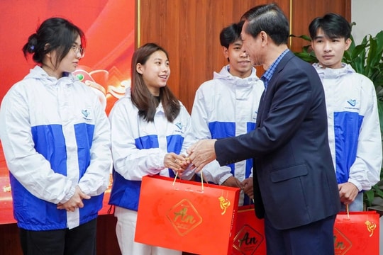 Nữ sinh người Dao đi học logistics với ước mơ đưa nông sản ra khỏi bản làng