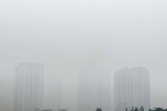 Sương mù dày kèm ô nhiễm bao trùm Hà Nội