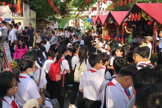 Đông nghịt người đổ về hội xuân kiểu... 'miệt vườn'