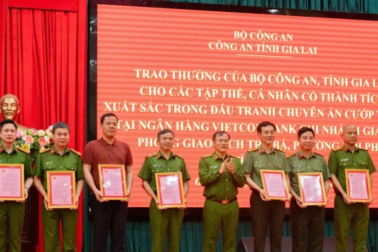 Trao thưởng các tập thể, cá nhân phá vụ cướp ngân hàng tại Gia Lai