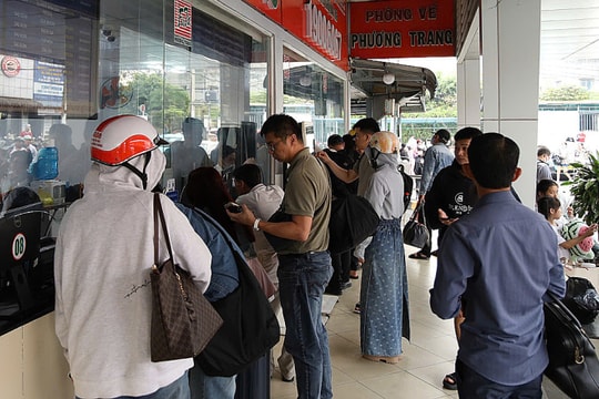 Vé tàu xe Tết khan hiếm, giá tăng cao