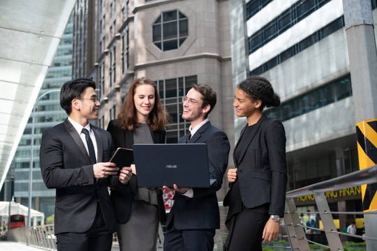 Từ chuyên viên đến quản lý: Đòn bẩy sự nghiệp từ tấm bằng sau đại học