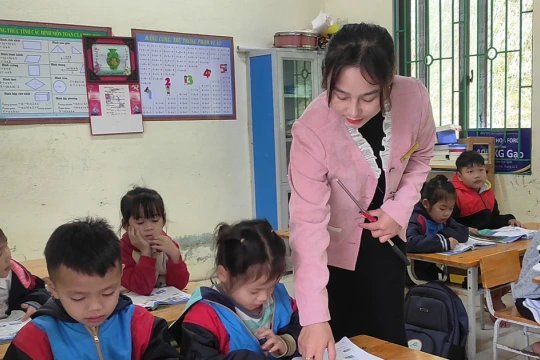 Bữa trưa ấm lòng thầy trò vùng biên