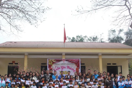 Chung tay mang Tết đến cho học sinh khó khăn