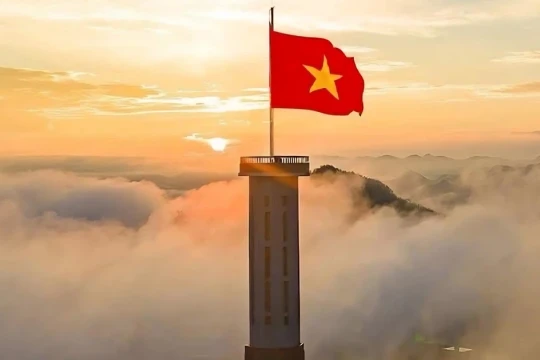 Lần đầu tiên bắn pháo hoa đêm giao thừa tại Cột cờ Quốc gia Lũng Cú