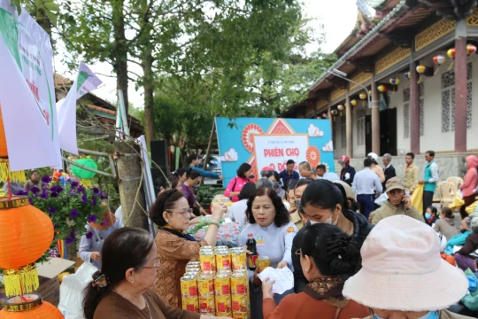 Phiên chợ ‘0 đồng’ mang Xuân đến sớm với người yếu thế ở Quảng Trị