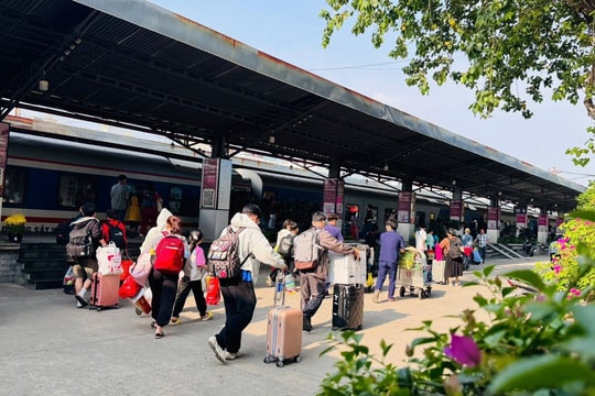 Hàng chục hành khách ở TPHCM trễ chuyến tàu Tết do kẹt xe