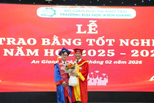 Trường ĐH Kiên Giang trao bằng tốt nghiệp cho 640 tân cử nhân, kỹ sư