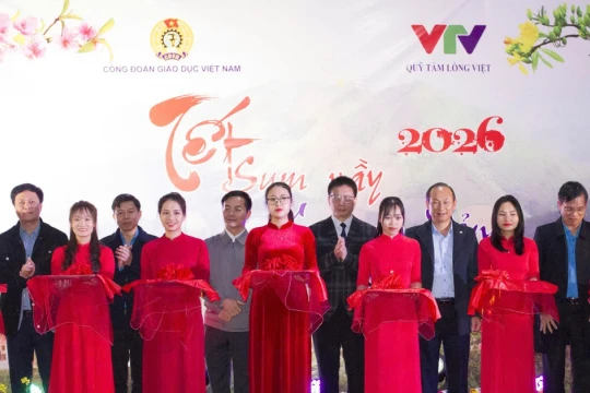 Công đoàn Giáo dục Việt Nam mang xuân ấm đến với thầy trò vùng cao Trạm Tấu