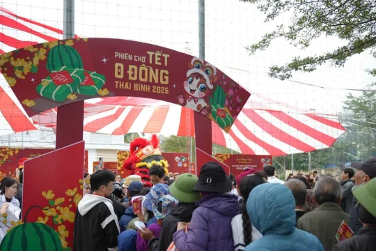 Ấm lòng phiên chợ '0 đồng' tại Trường THPT chuyên Thái Bình