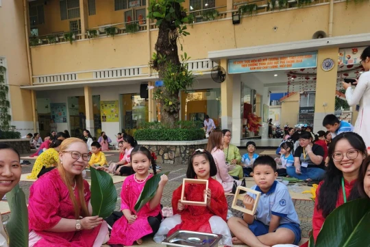 Trường học TPHCM ‘đánh thức’ Tết truyền thống bằng hoạt động gói bánh chưng