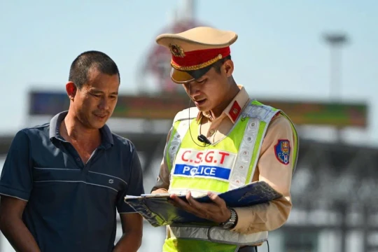 Công an Hà Nội kiểm soát chặt nồng độ cồn tài xế dịp cận Tết Nguyên đán