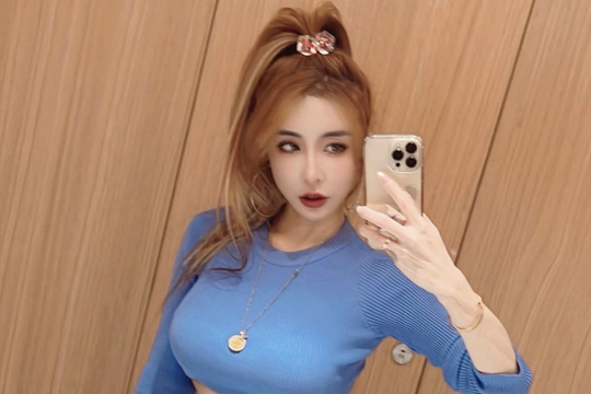 Hot girl mạng bị trục xuất khỏi Singapore vì ảnh 'nóng'