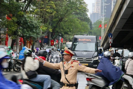 Công an Hà Nội siết chặt quản lý vận tải hành khách dịp cận Tết