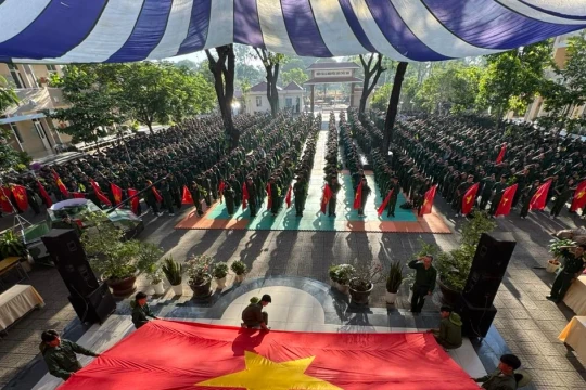 Học kỳ Quân đội rèn kỷ luật và bản lĩnh cho học sinh THPT Nguyễn Du