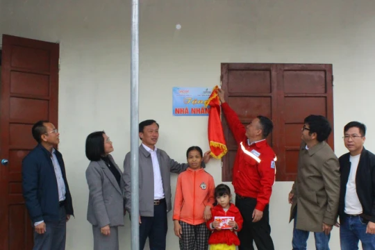 Báo Giáo dục và Thời đại bàn giao 2 mái ấm trước thềm Xuân mới