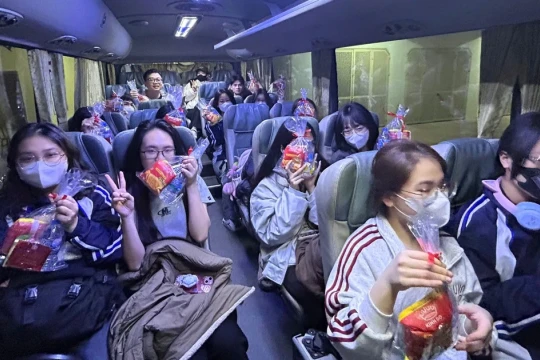 Chuyến xe '0 đồng' cho sinh viên về quê ăn Tết