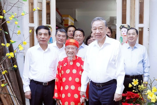 Tổng Bí thư Tô Lâm chúc Tết nhà nghiên cứu Nguyễn Đình Tư tại TPHCM