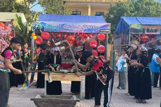 Rộn ràng sắc màu văn hóa trên sân trường biên giới