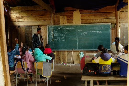 Gieo chữ lớp học ghép vùng cao những ngày cận Tết