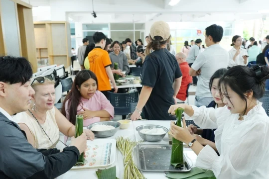 Sinh viên quốc tế trải nghiệm Tết Việt