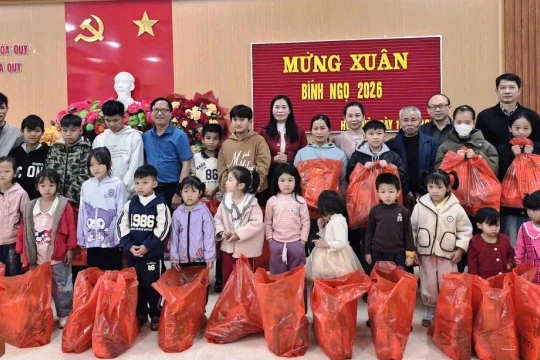 Những phần quà mang mùa xuân đến với học sinh nghèo Hóa Quỳ ngày giáp Tết