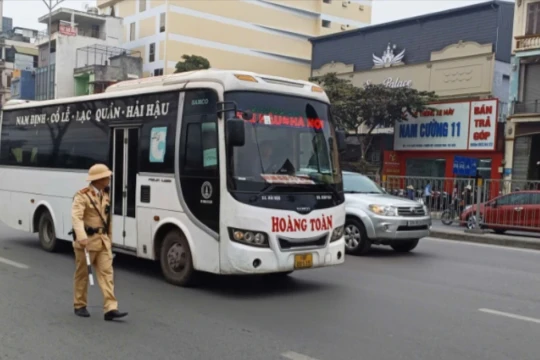 Trong 3 ngày, CSGT Hà Nội xử lý hơn 200 trường hợp xe khách, xe hợp đồng vi phạm giao thông