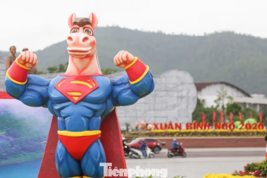 Ngựa 'mặt cộc' cầm iPhone 17, ngựa 'Superman' gây sốt