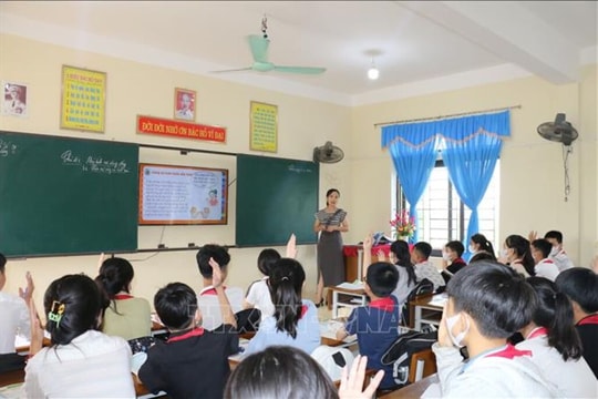 Góp ý sửa đổi tiêu chuẩn, quy trình biên soạn, thẩm định tài liệu giáo dục địa phương