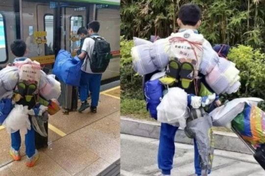 Cậu bé lớp 8 gây sốt vì vác cả 'núi hành lý' tự về quê ăn Tết