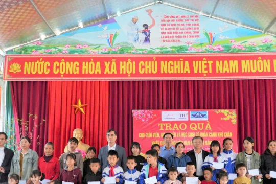 Ngành Giáo dục Nghệ An đến Tết lại lên với thầy trò vùng cao