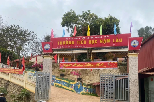 Tạm đình chỉ công tác giáo viên chủ nhiệm có học sinh bị nhốt trong lớp ở Sơn La