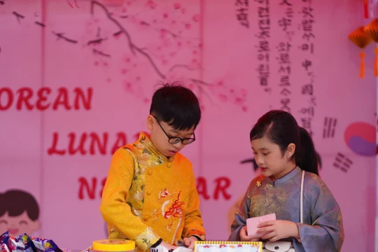 Học sinh Hà Nội trải nghiệm Tết Việt cùng văn hóa Á Đông