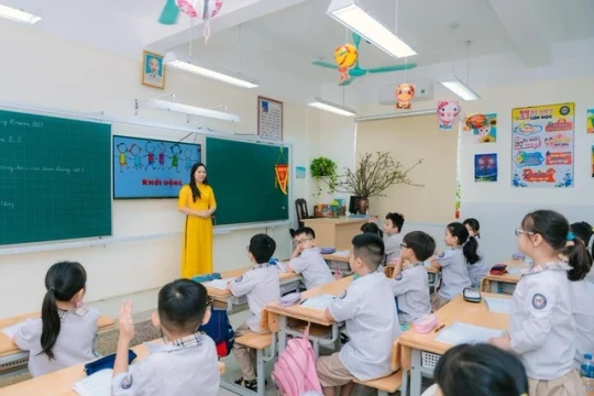 Chuyển đổi từ giáo viên THCS hạng II sang giáo viên tiểu học có ảnh hưởng quyền lợi?