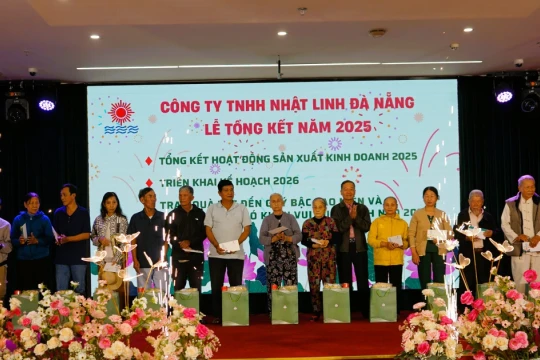 Công ty Nhật Linh Đà Nẵng tặng 80 suất quà cho người cao tuổi, gia đình khó khăn