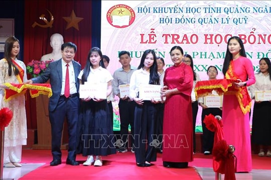 Trao 165 suất học bổng khuyến tài Phạm Văn Đồng