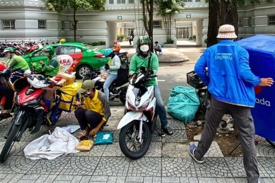 Khách mua hồi hộp chờ cuộc gọi từ shipper, lo hàng Tết về trễ