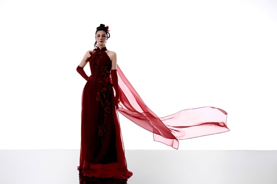 Nhà thiết kế Việt khoe vẻ nóng bỏng sau khi chuyển giới